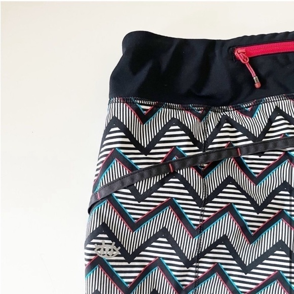 𝅺lululemon 2014 Seawheeze Speed Short 3D Chevron Sz 4 - Picture 5 of 8